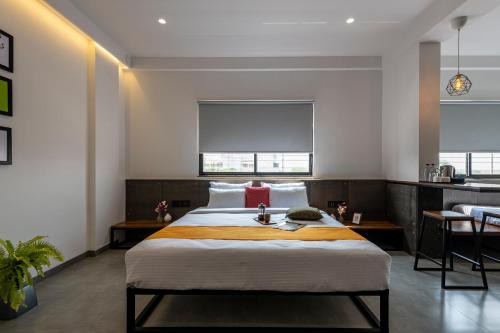 Φωτογραφία από το άλμπουμ του The Cult Stay σε Solapur