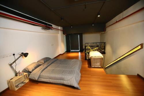 Кровать или кровати в номере Private Getaway (Private Cinema, Swing & more!) at CEO Penang