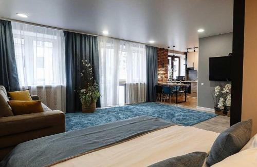1 dormitorio con 1 cama y sala de estar en Apartament on Sovetskaya 80, en Babruisk
