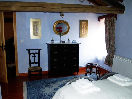 a bedroom with a bed and a mirror on the wall at Gemerendura in Blacha