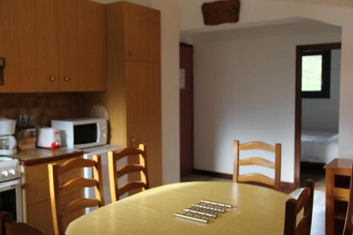 une cuisine avec une table et des chaises et un micro-ondes dans l'établissement Cosy Studio Near The Slopes In Chamonix, à Chamonix-Mont-Blanc