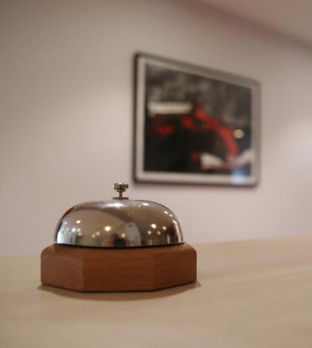 a silver object sitting on top of a table at Taste Hotel Hockenheim in Hockenheim