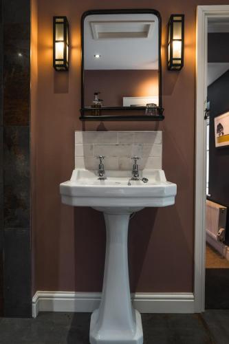 Bilik mandi di The Old Hall Inn