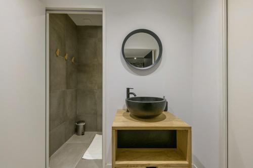 un baño con lavabo y espejo en NOCNOC - Le Raphael, en Lyon