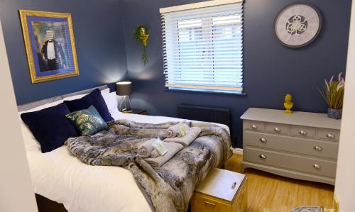 a bedroom with a bed with a blanket on it at 2 Bedroom Apartment -Sleeps 4- Big Savings On Long Stays! in Canterbury
