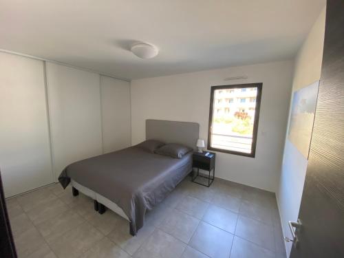 a small bedroom with a bed and a window at Porticcio Vacances in Porticcio
