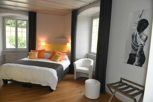 En eller flere senger på et rom på Auberge de Bellelay