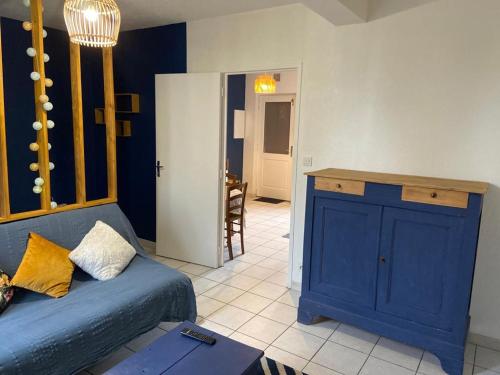 sala de estar con armario azul y cama en Appartement avec place de parking en Yzeure