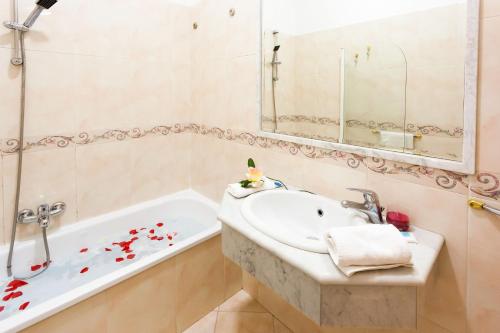 ein Badezimmer mit einem Waschbecken und einer Badewanne in der Unterkunft Hotel Suite Caesar in Rom