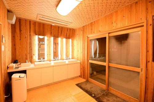 a bathroom with three sinks and a window at 高野山 宿坊 不動院 -Koyasan Shukubo Fudoin- in Koyasan