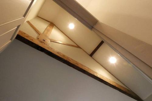 a wooden beam on the ceiling of a room at Y Cwtsh in Llandeilo