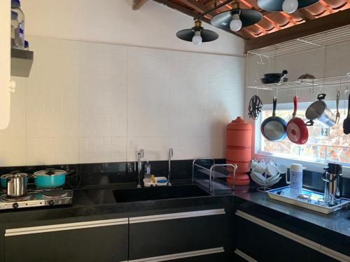 Nhà bếp/bếp nhỏ tại Casa Canoa - climatizada e com piscina