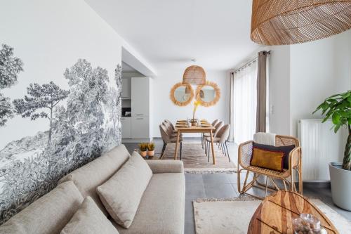 a living room with a couch and a table at Maison Elleviou - Grande Maison à deux pas du centre in Rennes