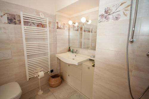 A bathroom at Casa Julia - Menaggio by LoveComo