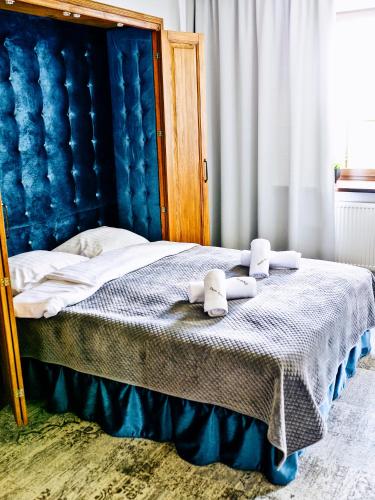 a bed with two stuffed animals on top of it at Dwór Karwacz in Przasnysz