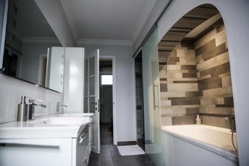 Ванна кімната в Maison avec Jacuzzi 5ch