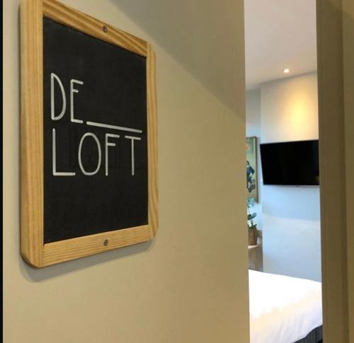 a chalkboard with the word dr lift on a wall at B&B Toast Hoogstraten in Hoogstraten