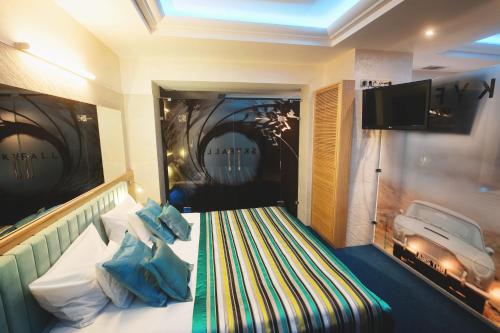 a hotel room with a bed and a tv at Hotel & Medi-Spa Biały Kamień in Świeradów-Zdrój