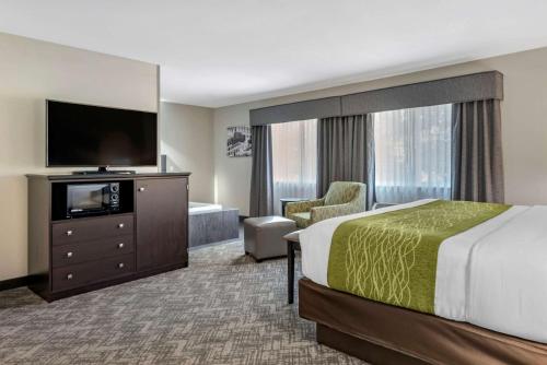 เตียงในห้องที่ Comfort Inn & Suites Tualatin - Lake Oswego South