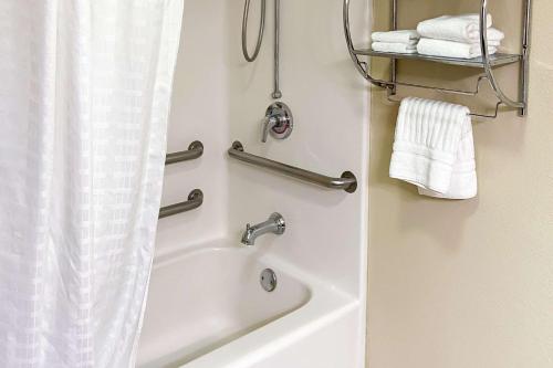 科里奧波利斯的住宿－Comfort Suites Pittsburgh Airport，带浴缸和淋浴帘的浴室