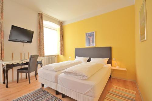 Un pat sau paturi într-o cameră la Hotel Stadthaus