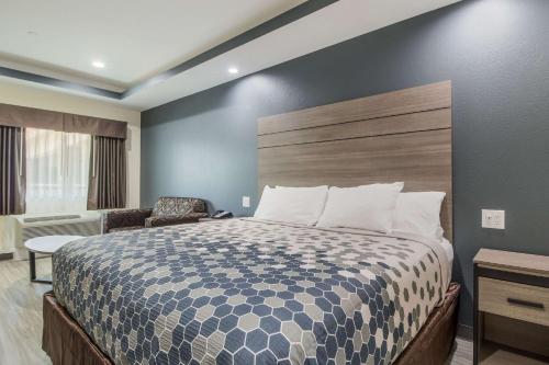 Posteľ alebo postele v izbe v ubytovaní Econo Lodge Inn & Suites Humble FM1960 - IAH Airport