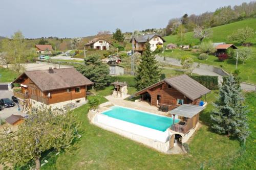 une vue aérienne d'une maison avec piscine dans l'établissement Chalet le Pré de la Dame, à Épagny