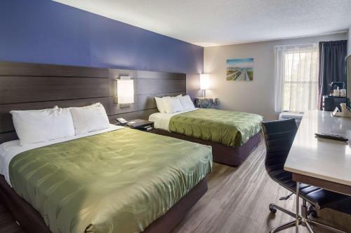 Een bed of bedden in een kamer bij Quality Inn near MCAS Cherry Point