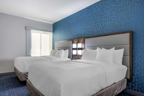 Tempat tidur dalam kamar di Comfort Suites Gainesville Near University