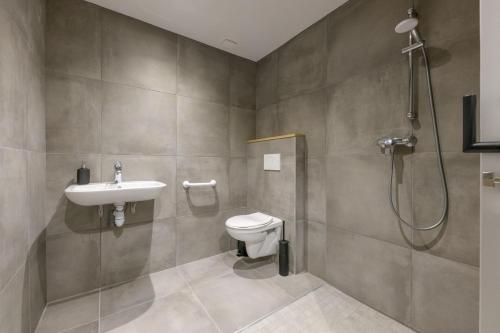W łazience znajduje się umywalka, toaleta i prysznic. w obiekcie NOCNOC - Le Donatello w mieście Lyon