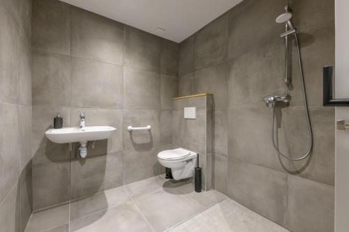 une salle de bain avec un lavabo, des toilettes et une douche dans l'établissement NOCNOC - Le Donatello, à Lyon