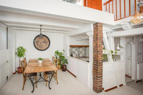 une cuisine et une salle à manger avec une table et des chaises dans l'établissement Le Grenier du Photographe, à Kaysersberg