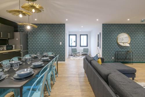 - un salon avec une grande table et un canapé dans l'établissement NOCNOC - Le Michelangelo, à Lyon