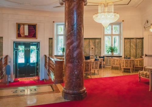 a living room with a large pole in the middle of a room at Grand Hotel Bellevue - adults only in Merano