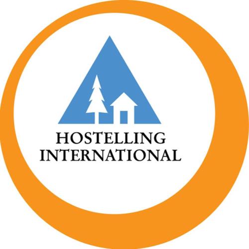 un logo pour un hôpital mettant en œuvre un programme international dans l'établissement Auberge de Jeunesse HI Grenoble, à Échirolles