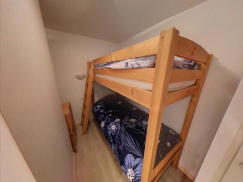 - un lit superposé dans l'angle de la chambre dans l'établissement VAR50 - Studio 4 Pers centre des Carroz, aux Carroz d'Arâches