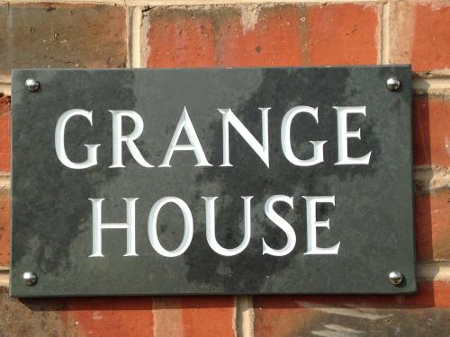 a greenance house sign on a brick wall at Grange House Bed & Breakfast in Lowdham