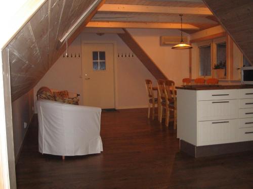 eine Küche und ein Esszimmer mit einem Dachgeschoss in der Unterkunft Loft Ålaryd in Skillingaryd