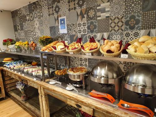 un buffet con vari prodotti alimentari su un tavolo di The Landmark Residence - Oficial a San Paolo