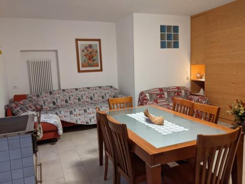維爾米利歐的住宿－莫斯克尼密斯提卡公寓，客厅配有桌子和沙发
