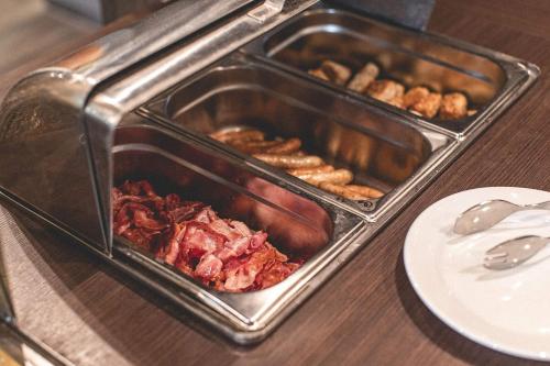 ホテルの敷地内または近くでの食事または食べ物