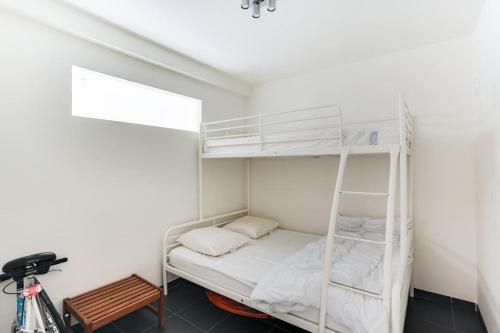 מיטה או מיטות קומותיים בחדר ב-Marjolaine Zeezicht - Nieuwpoort-bad met GRATIS garagebox