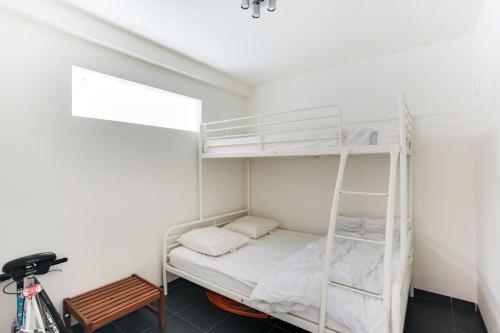 a bedroom with a bunk bed with a ladder at Marjolaine Zeezicht - Nieuwpoort-bad met GRATIS garagebox in Nieuwpoort