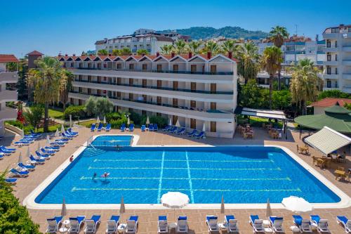een uitzicht op een zwembad tegenover een hotel bij Panorama Hotel - All Inclusive in Alanya
