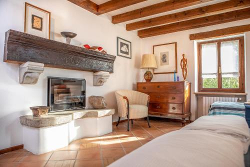 een slaapkamer met een open haard en een bed en een stoel bij Giacomazzi House BRI in Malcesine