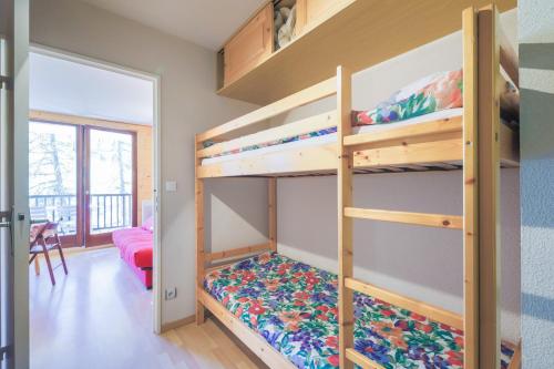 Zimmer mit Etagenbett und 2 Etagenbetten in der Unterkunft Residence Les Trois Soleils - maeva Home in La Joue du Loup