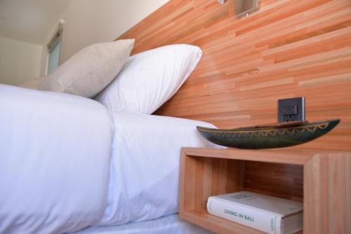 a bedroom with a bed with a bowl on a table at TAS D VIAJE Suites - Hostel Boutique in Punta del Este