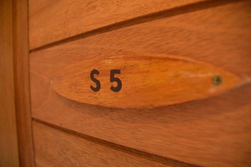 a wooden drawer with the number six on it at TAS D VIAJE Suites - Hostel Boutique in Punta del Este