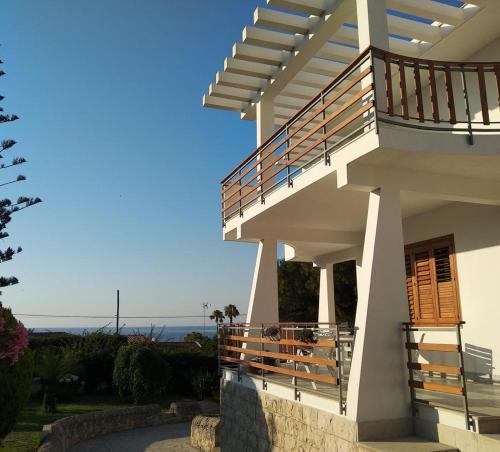 5 bedrooms house at Fontane Bianche 400 m away from the beach with sea view enclosed garden and wifi