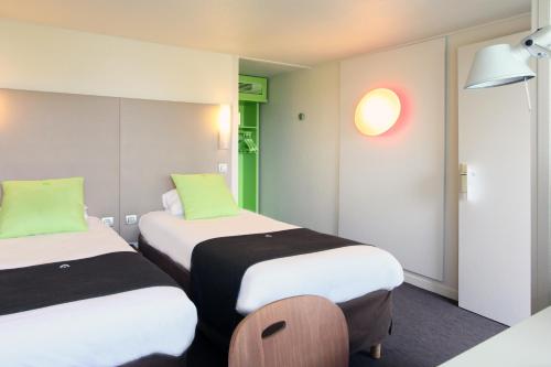 Campanile Angers Ouest - Beaucouzé tesisinde bir odada yatak veya yataklar